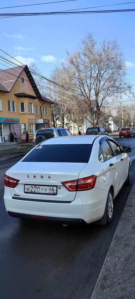 Учебная LADA Vesta со знаком У на городской улице